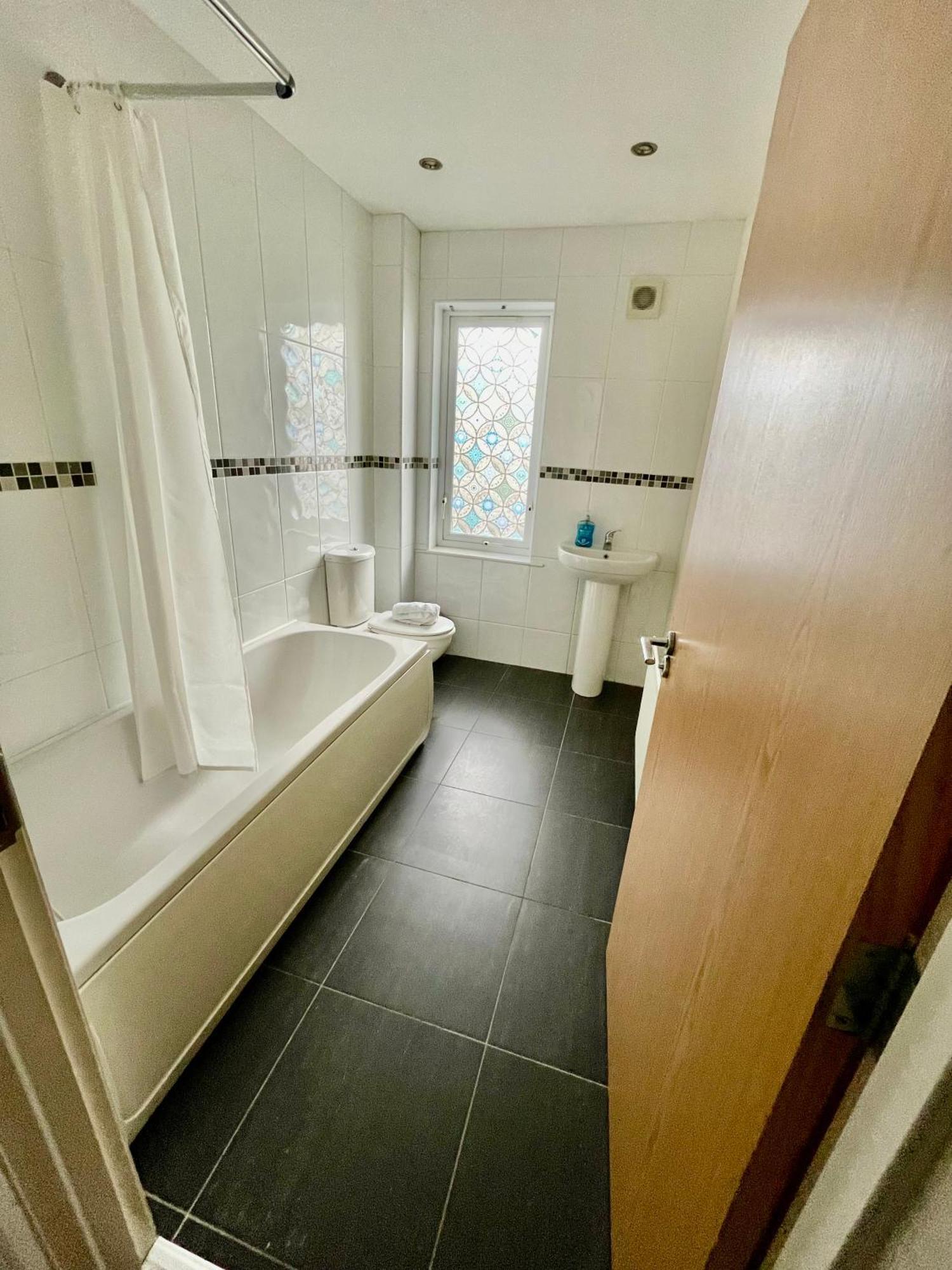 2 Bedroom City-Centre Apartment With Free Parking Belfast Esterno foto